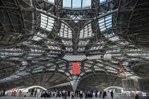 為什么現代建筑以鋼網架結構居多？