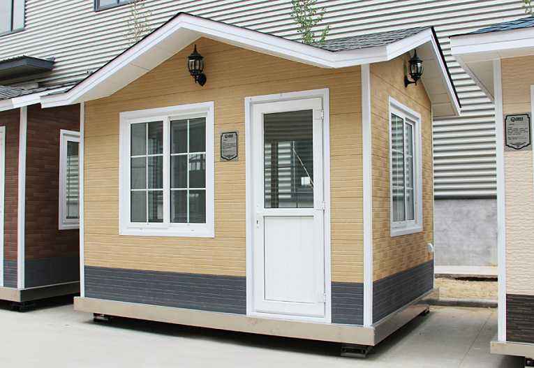 輕鋼崗?fù)? /><br /></p> 有人會(huì)認(rèn)為,<strong>輕鋼房屋</strong>的使用壽命不如傳統(tǒng)的混凝土建筑,但是,根據(jù)國(guó)外經(jīng)驗(yàn)以及實(shí)驗(yàn)數(shù)據(jù)來(lái)看,這種體系在歐美發(fā)達(dá)國(guó)家已經(jīng)成熟運(yùn)用,輕鋼住宅結(jié)構(gòu)的使用壽命是90年,使我們可以放心使用的家居住房。盛大鋼結(jié)構(gòu)利用現(xiàn)代新型的建筑材料,包括玻璃棉、歐松板、石膏板、金屬雕花板、瀝青瓦、SBS防水卷材、呼吸紙等材料,解決了該建筑體系的防水、防火、保溫、隔熱、吸引降噪等技術(shù)問(wèn)題,我們對(duì)<strong>輕鋼房屋</strong>的未來(lái)前景是十分看好的。<br /><p> 山西盛大鋼結(jié)構(gòu)近期的新產(chǎn)品除了輕鋼住宅以外,還有集裝箱房屋、輕鋼崗?fù)は盗小⒐残l(wèi)生間系列產(chǎn)品,如果您對(duì)我們的新產(chǎn)品感興趣的話(huà),可以致電我們的銷(xiāo)售客服熱線(xiàn),我們期待您的來(lái)電。</p><p> 本文鏈接:<strong>http://m.xinxinggroup.com.cn/news/0004511655.html </strong>未經(jīng)允許不得轉(zhuǎn)載。</p><p style=